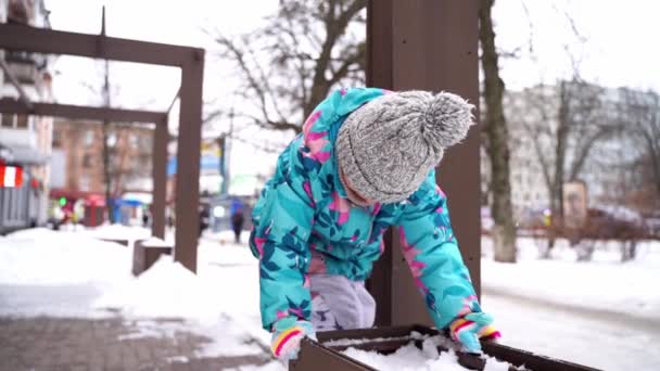 Barnflicka Leker Snön Lekplats Vintern Gammal Högkvalitativt Foto — Stockvideo
