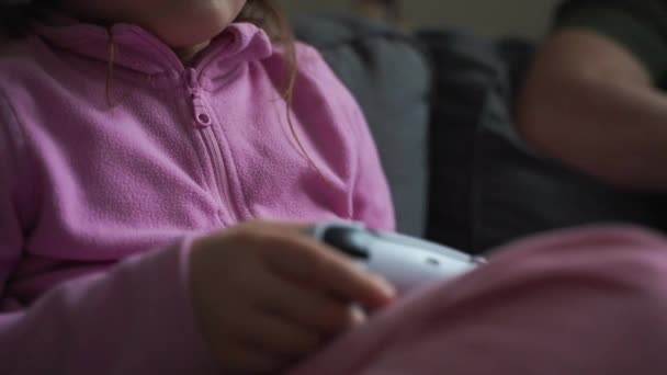 Närbild Barn Flicka Händer Spelar Spel Med Regulator Gamer Gen — Stockvideo