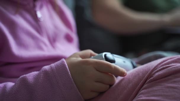 Çocuk Kız Ellerinin Kontrolörle Video Oyunu Oynamaları Alfa Geni Bağımlılık — Stok video