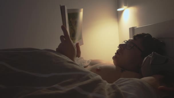 Yetişkinler Geceleri Bebekle Yatakta Kitap Okurlar Yüksek Kalite Fotoğraf — Stok video
