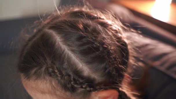 Detailní Pohled Dětské Pletené Vlasy Měkkým Osvětlením — Stock video