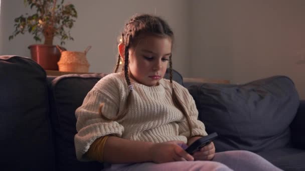 Ung Flicka Engagerad Med Smartphone Sitter Soffa — Stockvideo