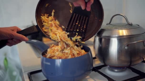 Dodawanie Rozdrobnionych Warzyw Garnka Frytkami Tłem Kuchennym — Wideo stockowe