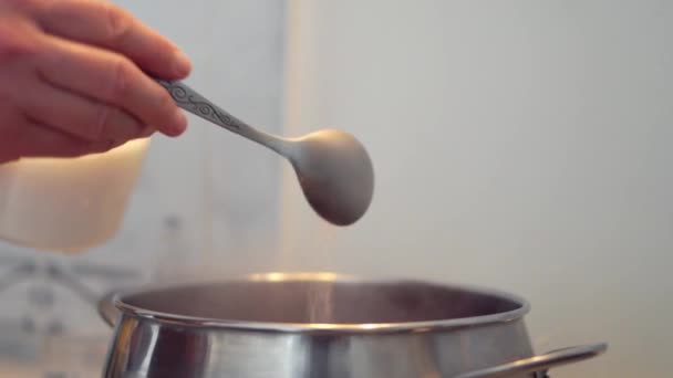 Ρίχνουμε Αλάτι Ζάχαρη Μια Κατσαρόλα Βραστό Νερό Μια Κουζίνα — Αρχείο Βίντεο