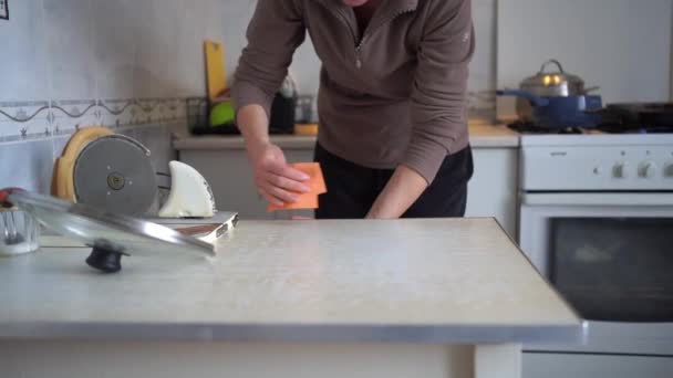 Рука Вытирает Оранжевый Кухонный Стол Тканью Высококачественные Кадры — стоковое видео