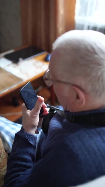 Hombre Mayor Jersey Azul Comprometido Con Teléfono Móvil — Vídeos de Stock