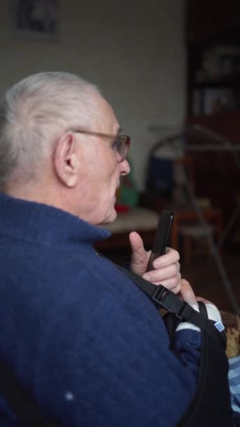 Senior Dengan Lengan Terluka Sling Browsing Smartphone Foto Berkualitas Tinggi — Stok Video
