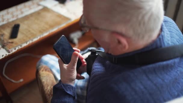 Senior Man Blå Tröja Engagerad Med Mobiltelefon — Stockvideo