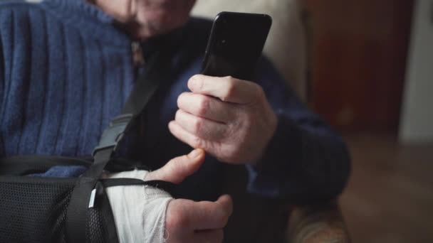 Vista Detallada Mano Los Ancianos Utilizando Teléfono Inteligente — Vídeos de Stock