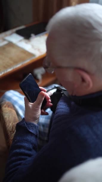 Hombre Mayor Jersey Azul Comprometido Con Teléfono Móvil — Vídeos de Stock