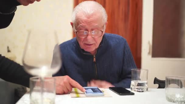 Starší Muž Soustředí Smartphone Doma Vysoce Kvalitní Záběry — Stock video
