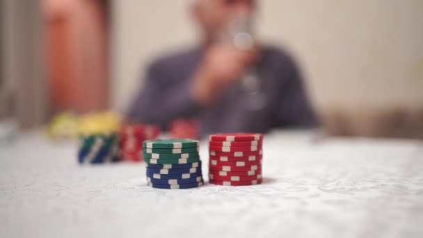 Foreground Concentre Fichas Poker Com Vinho Desfocado Imagens Alta Qualidade — Vídeo de Stock