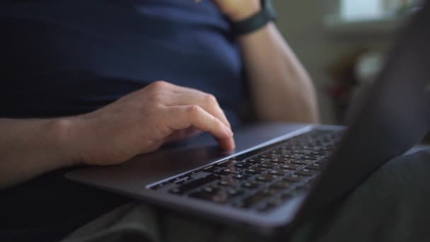 Detaillierte Ansicht Der Finger Von Mans Auf Der Laptop Tastatur — Stockvideo