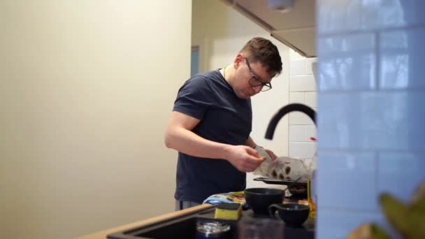 Man Bereidt Eten Een Moderne Keuken Met Kookgerei Buurt Hoge — Stockvideo