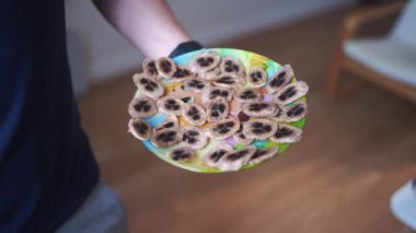 Renkli bir tabak kurutulmuş muz, sağlıklı bir aperatif seçeneği. Yüksek kalite 4k görüntü