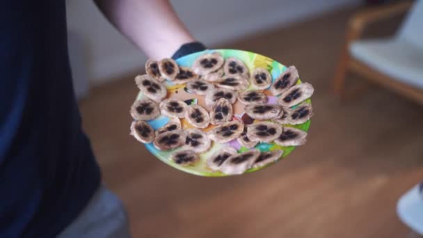 Χέρι Παρουσιάζοντας Ένα Πολύχρωμο Πιάτο Αποξηραμένα Μπανάνες Μια Υγιεινή Επιλογή — Αρχείο Βίντεο
