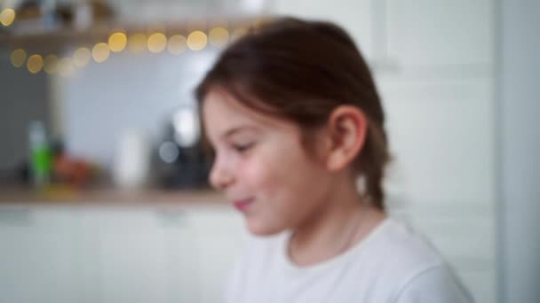 Evde Beyaz Gömlekli Gülümseyen Mutlu Genç Kız Yüksek Kalite Görüntü — Stok video