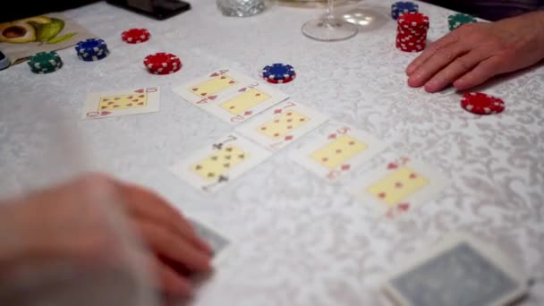 Vista Dettagliata Carte Poker Fiches Tavolo Filmati Alta Qualità — Video Stock