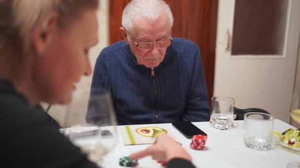 Anciano Contemplando Mientras Juega Póquer Reunión Familiar Imágenes Alta Calidad — Vídeo de stock