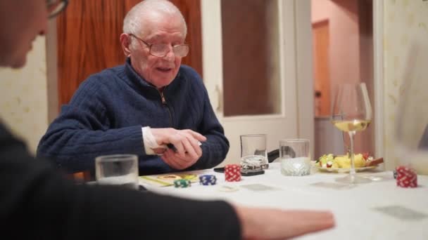 Пожилой Человек Концентрируется Игре Покер Дома Высококачественные Кадры — стоковое видео