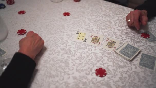 Vista Detalhada Cartas Fichas Poker Uma Mesa Imagens Alta Qualidade — Vídeo de Stock
