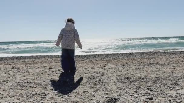 一个穿着花衣的孩子走向闪闪发光的大海 体现了冒险和发现的精神 高质量的4K镜头 — 图库视频影像
