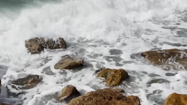 Detailní Záběr Zpěněných Mořských Vln Narážejících Drsných Skal Zachycujících Syrovou — Stock video