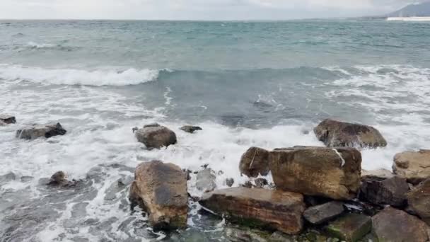 波浪在岩石海岸上破裂 在阴云密布的天空中体现了大海的原始力量 高质量的4K镜头 — 图库视频影像