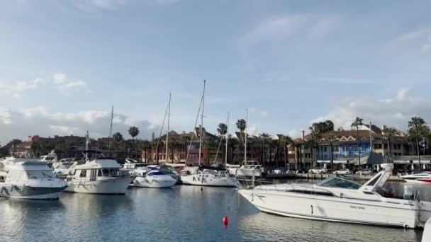Sotorande Espanha Março 2024 Uma Luxuosa Marina Forrada Com Casas — Vídeo de Stock