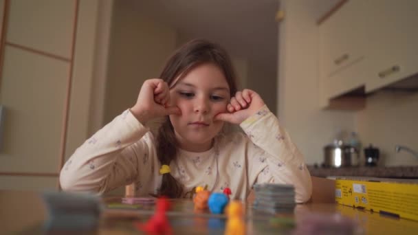 Gadis Kecil Bermain Papan Permainan Rumah Dengan Kartu Dan Hewan — Stok Video