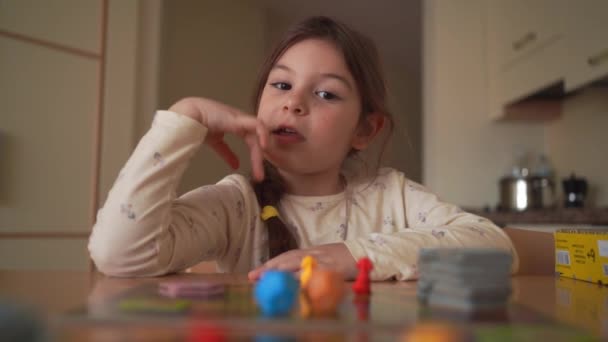 Παιδί Κορίτσι Παίζει Επιτραπέζιο Παιχνίδι Στο Σπίτι Κάρτες Και Ζώα — Αρχείο Βίντεο