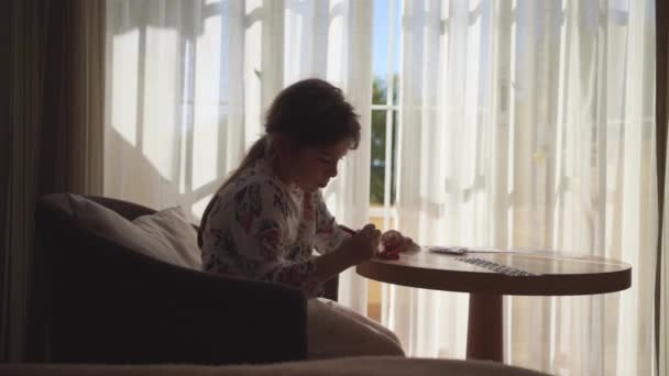 Kind Meisje Doet Creatieve Ambachten Thuis Zee Schelpen Kleuren Maken — Stockvideo
