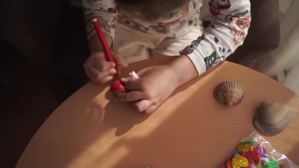 Kind Meisje Doet Creatieve Ambachten Thuis Zee Schelpen Kleuren Maken — Stockvideo