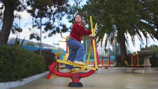 Niño Enfocado Ropa Casual Involucra Con Una Máquina Fitness Aire — Vídeos de Stock