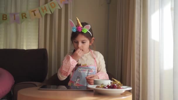 Ung Flicka Enhörning Pannband Överväger Enhörning Bild Ett Födelsedagskort Temafest — Stockvideo