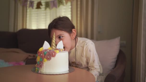 Ein Kind Schaut Wie Eine Einhorn Geburtstagstorte Mit Bunten Zuckerrosetten — Stockvideo