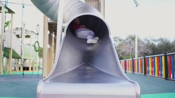 Uma Criança Feliz Senta Topo Slide Playground Pronto Para Diversão — Vídeo de Stock