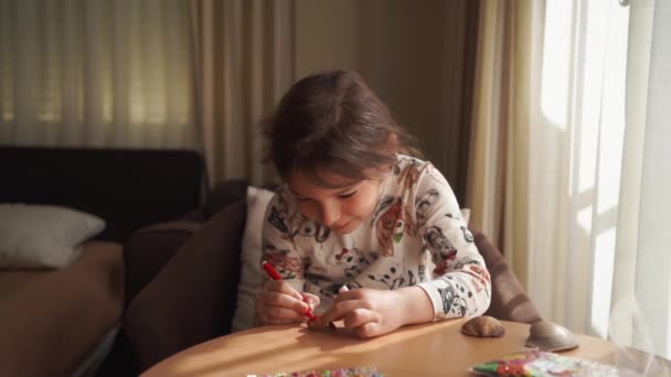 Dziecko Dziewczyna Robi Twórcze Rzemiosła Domu Muszlach Morskich Kolorowanki Naklejki — Wideo stockowe