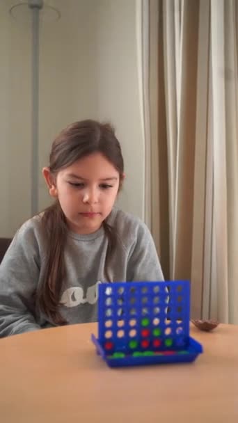 Copil Concentrat Care Își Strategizează Următoarea Mișcare Într Joc Masă — Videoclip de stoc
