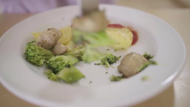 小吃白盘上吃了一半的花椰菜 土豆和鸡肉的特写 有叉子在动 表示晚餐被打断高质量的4K镜头 — 图库视频影像