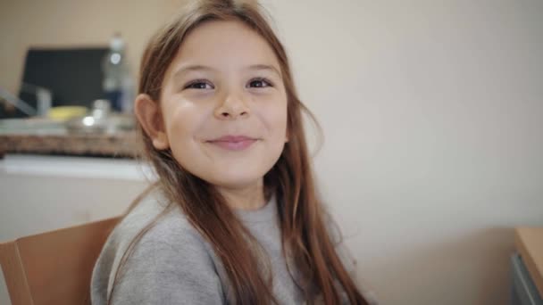 Веселая Молодая Девушка Длинными Каштановыми Волосами Улыбается Камеру Счастье Проявляется — стоковое видео