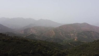 Endülüs 'ün sakin dağlarına bakan ve bir kalima tarafından gizlenen tozlu kum sisi İspanya' nın kırsal kesimlerinde sessiz, rüya gibi bir atmosfer yaratır. Yüksek kalite 4k görüntü