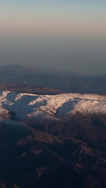 Luchtfoto Van Besneeuwde Bergen Tijdens Schemering Met Serene Schoonheid Van — Stockvideo