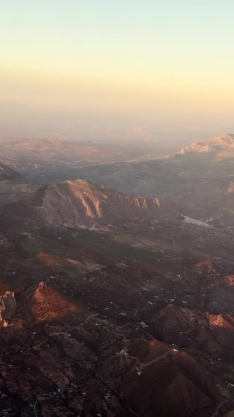 Warmes Sonnenlicht Taucht Eine Zerklüftete Spanische Bergkette Wirft Lange Schatten — Stockvideo