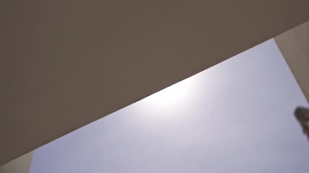 Fuerte Resplandor Luz Solar Que Golpea Una Pared Blanca Crea — Vídeo de stock
