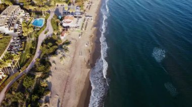 Genel bakış açısı, sakin deniz kıyısında, Costa Del Sol, Marbella, Endülüs, İspanya, Las Chapas Dunes gibi hareketli bir tatil beldesinin lüks hayatını ve lüksünü yansıtıyor. Yüksek kalite 4k görüntü