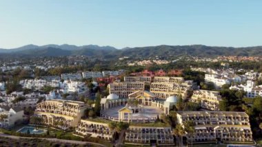 Lüks bir sahil beldesinin geniş hava manzarası, tatil kaçışlarının ihtişamını vurguluyor, Costa Del Sol, Marbella, Endülüs, İspanya, Las Chapas Dunes. Yüksek kalite 4k