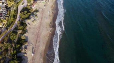Genel bakış açısı, sakin deniz kıyısında, Costa Del Sol, Marbella, Endülüs, İspanya, Las Chapas Dunes gibi hareketli bir tatil beldesinin lüks hayatını ve lüksünü yansıtıyor. Yüksek kalite 4k görüntü