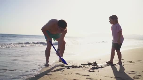 Dorosły Dziecko Angażują Się Kopanie Piasku Słonecznej Plaży Reprezentując Rodzinną — Wideo stockowe