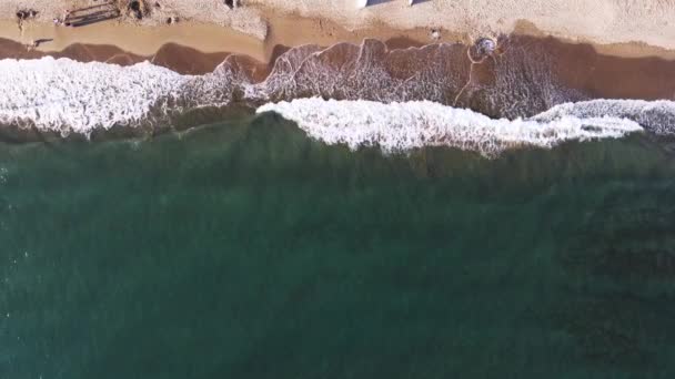 空中拍到的泡沫浪花轻柔地撞击在沙滩上 描绘了海洋和陆地 科斯塔德尔索尔 马贝拉 安达卢西亚 西班牙 拉斯查帕斯 杜奈斯之间宁静的交界处 高质量的4K镜头 — 图库视频影像
